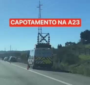 Um despiste seguido de capotamento de um veículo ligeiro de passageiros, na A23,
