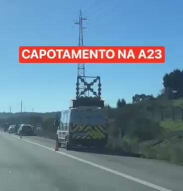 Um despiste seguido de capotamento de um veículo ligeiro de passageiros, na A23,