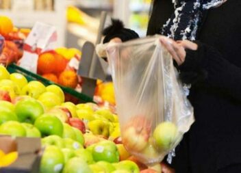 Sacos de plástico da fruta e do pão já se pagam