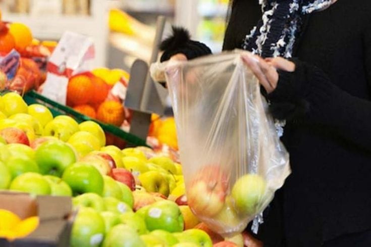 Sacos de plástico da fruta e do pão já se pagam