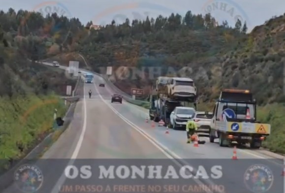 Veículo pesado incendeia-se no IC8