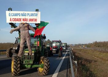 Agricultores em protesto bloqueiam fronteira em Vilar Formoso