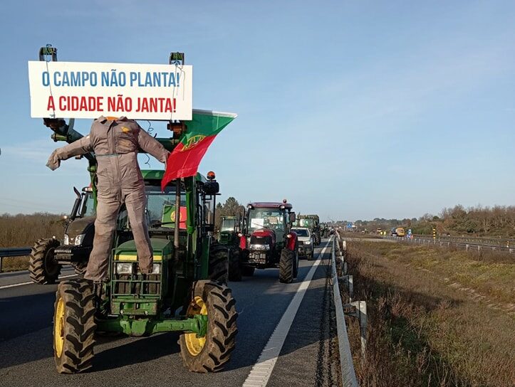 Agricultores em protesto bloqueiam fronteira em Vilar Formoso
