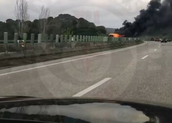 Autocarro arde na A1