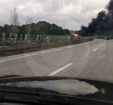 Autocarro arde na A1
