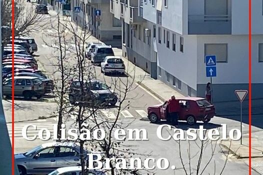 Dois veículos ligeiros de passageiros colidiram ao final desta manhã de segunda-