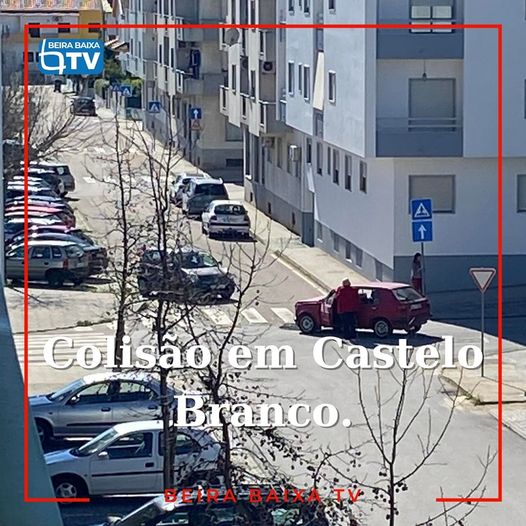 Dois veículos ligeiros de passageiros colidiram ao final desta manhã de segunda-