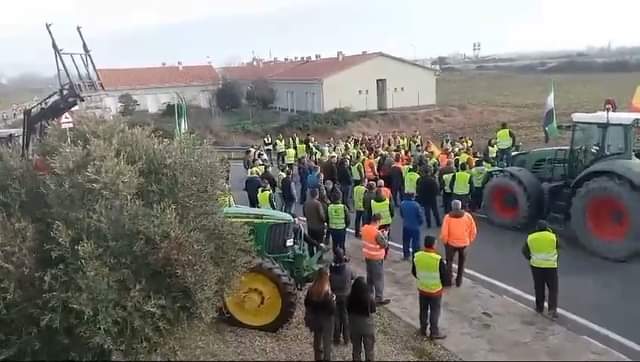 Rotunda da Moraleja cortada devido a protesto dos Agricultores