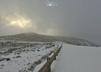 Serra da Estrela carregada de neve e alguns troços reabertos