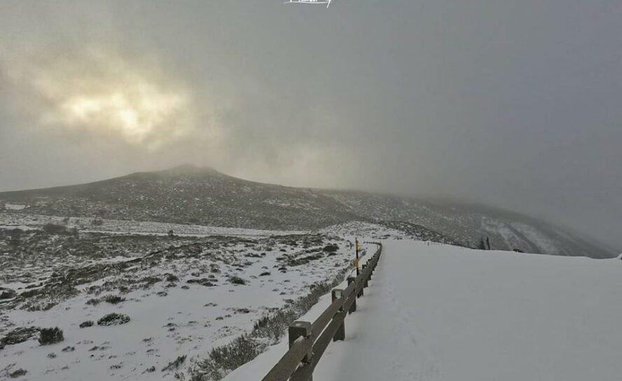 Serra da Estrela carregada de neve e alguns troços reabertos