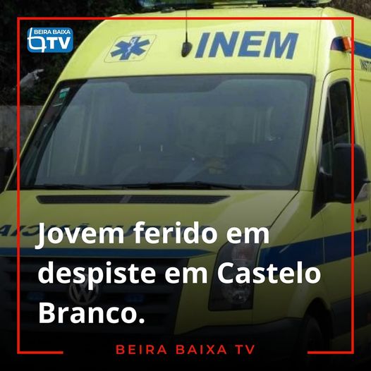 Um jovem com cerca de 20 anos de idade