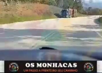 Um veículo pesado de mercadorias está parado na berma do IC8, após a subida da z