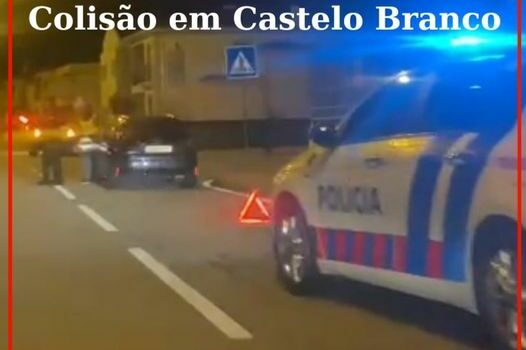 Uma colisão entre dois veículos resultou em danos materias, nesta tarde de segun