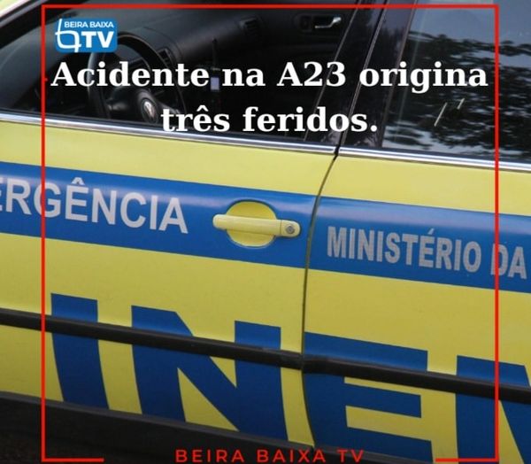 Uma colisão rodoviária entre dois veículos ligeiros na A23
