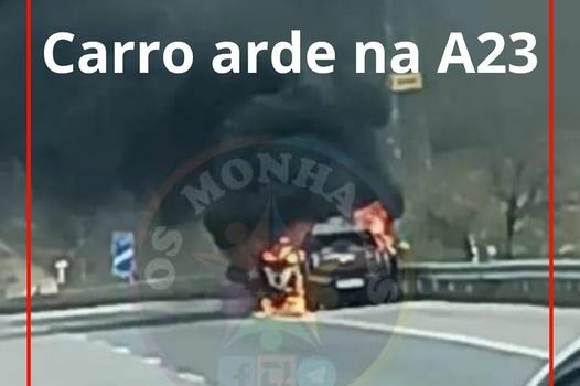 Automóvel consumido pelas chamas na A23