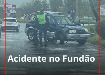 Um acidente rodoviário provocou danos materiais num veículo ligeiro de passageir