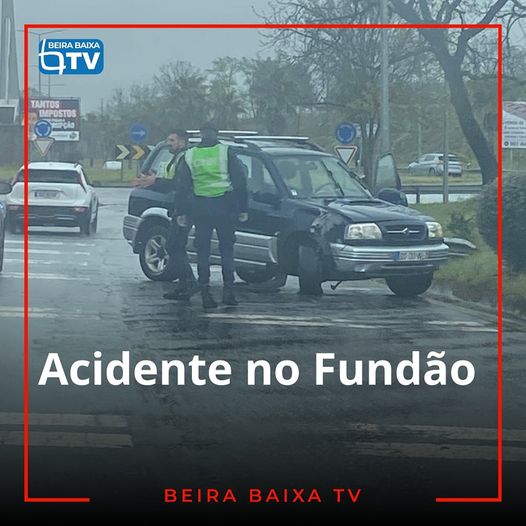 Um acidente rodoviário provocou danos materiais num veículo ligeiro de passageir