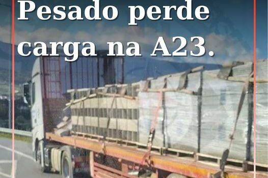 Um veículo pesado de mercadorias perdeu alguma da carga que transportava na A23,