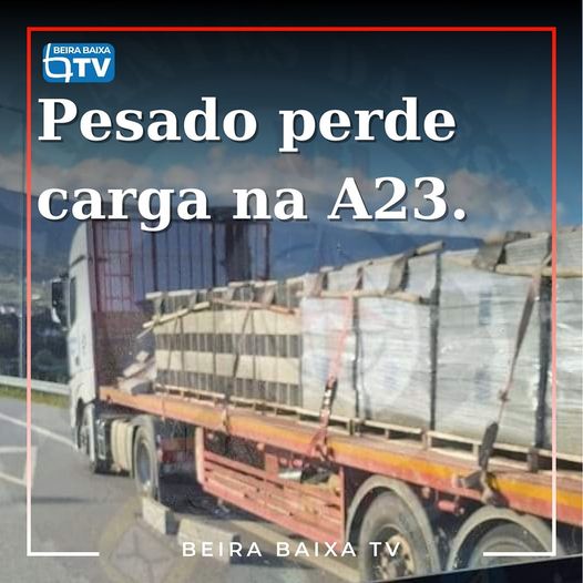 Um veículo pesado de mercadorias perdeu alguma da carga que transportava na A23,