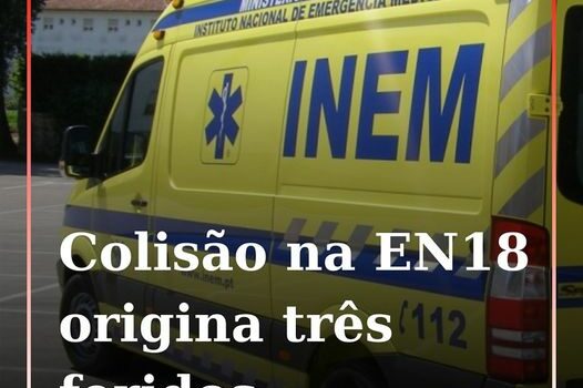 Uma colisão entre um veículo ligeiro de mercadorias e um de passageiros