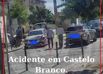 Dois automóveis colidiram esta terça-feira na rotunda da estação de comboios