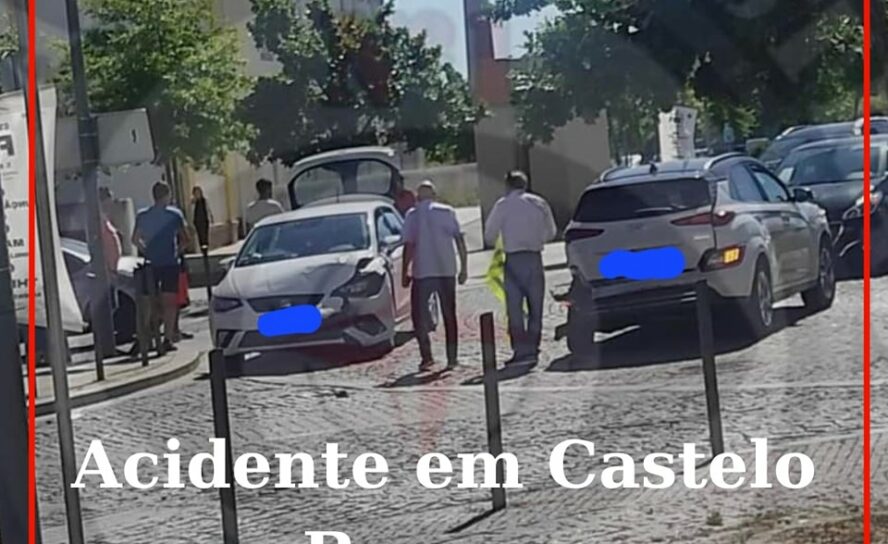 Dois automóveis colidiram esta terça-feira na rotunda da estação de comboios