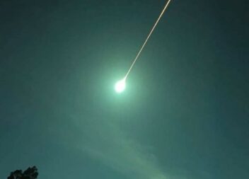 Meteorito sobrevoa céus do país e transforma noite em dia
