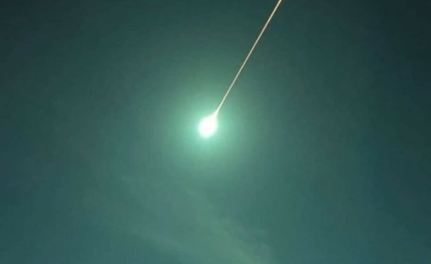 Meteorito sobrevoa céus do país e transforma noite em dia