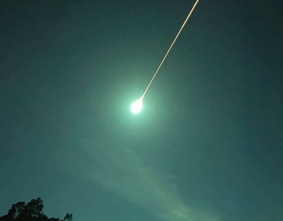 Meteorito sobrevoa céus do país e transforma noite em dia