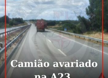 Um veículo pesado de mercadorias está a ocupar as duas vias na A23, ao km 132