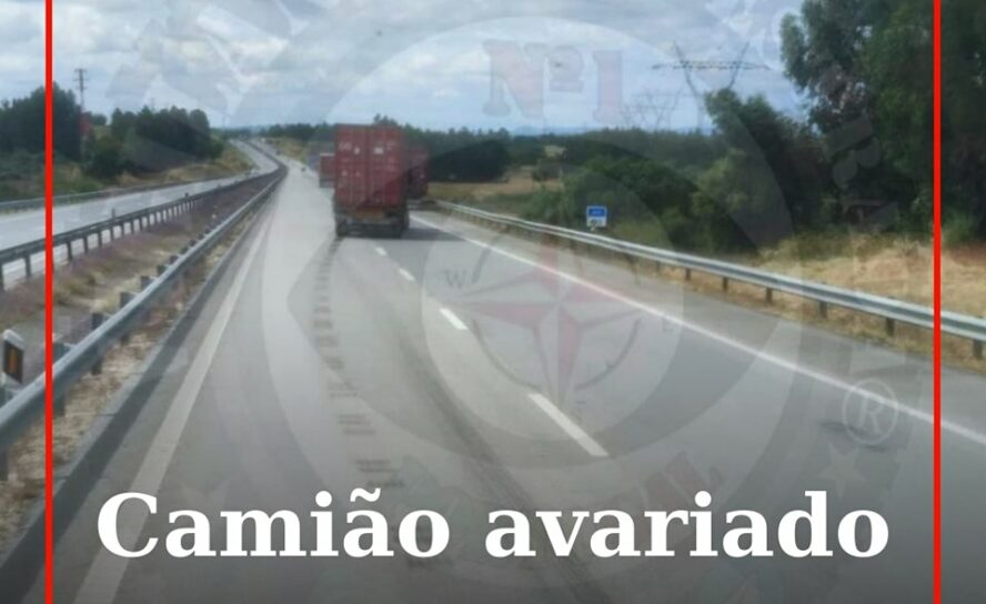 Um veículo pesado de mercadorias está a ocupar as duas vias na A23, ao km 132