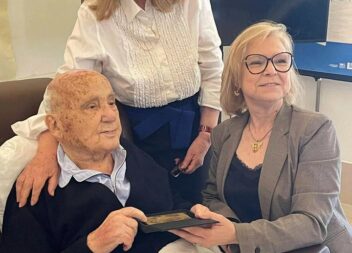 Mestre Cargaleiro recebe Medalha Comemorativa dos 50 anos de 25 de Abril
