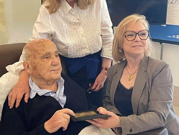 Mestre Cargaleiro recebe Medalha Comemorativa dos 50 anos de 25 de Abril