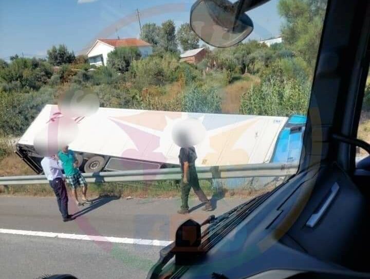Camião despista-se na A23
