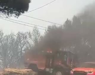 Carro de bombeiros arde em combate a incêndio