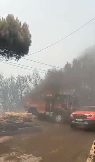 Carro de bombeiros arde em combate a incêndio