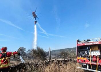 Incêndio em Nisa mobiliza dois meios aéreos. Um bombeiro ficou ferido.