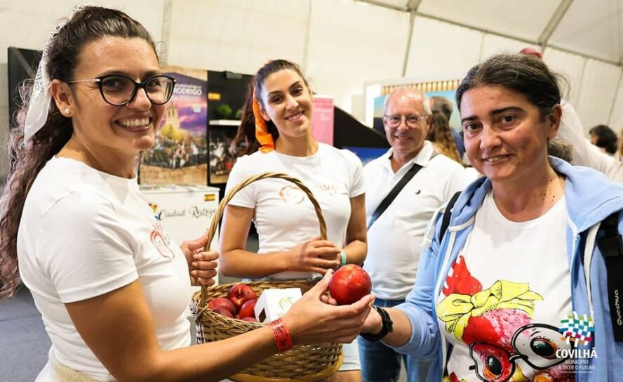Pêssego da Covilhã representado na Feira de São Tiago