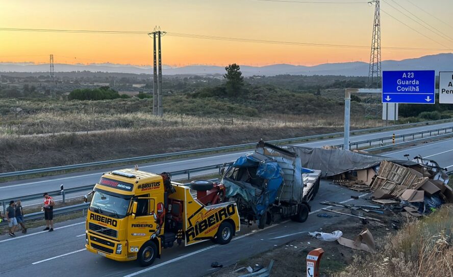 Trabalhos de remoção de pesado na A23 a decorrer. Trânsito permanece cortado.