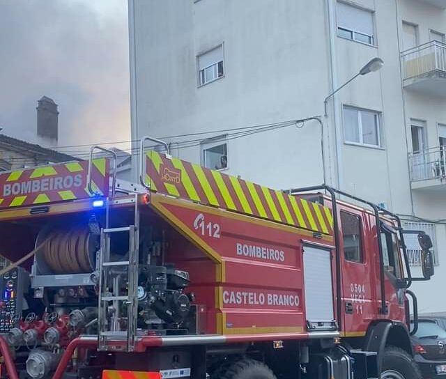 Casa devoluta arde em Castelo Branco