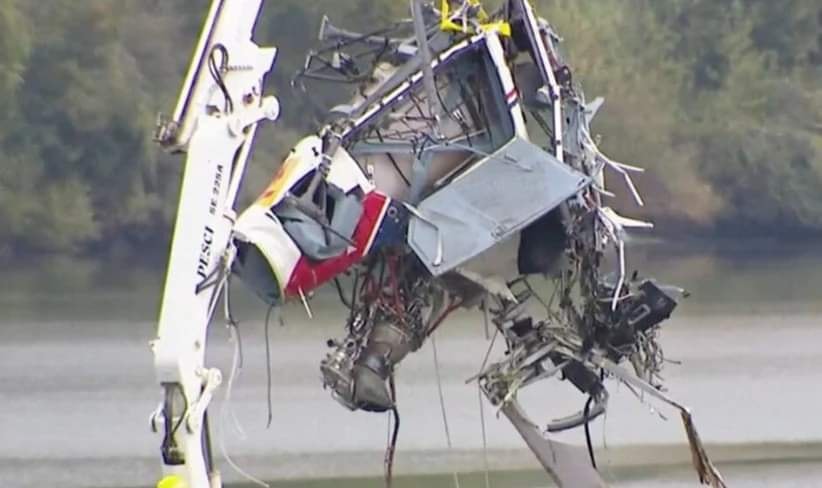 Parte dos destroços do helicóptero já foi removida do Rio Douro