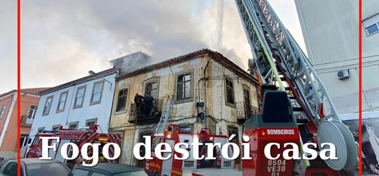 Um incêndio destruiu o interior de uma casa desabitada e devoluta
