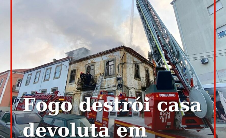 Um incêndio destruiu o interior de uma casa desabitada e devoluta