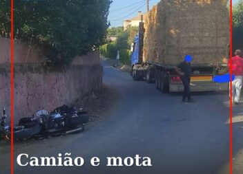 Um veículo pesado de mercadorias e um motociclo colidiram esta manhã na estrada