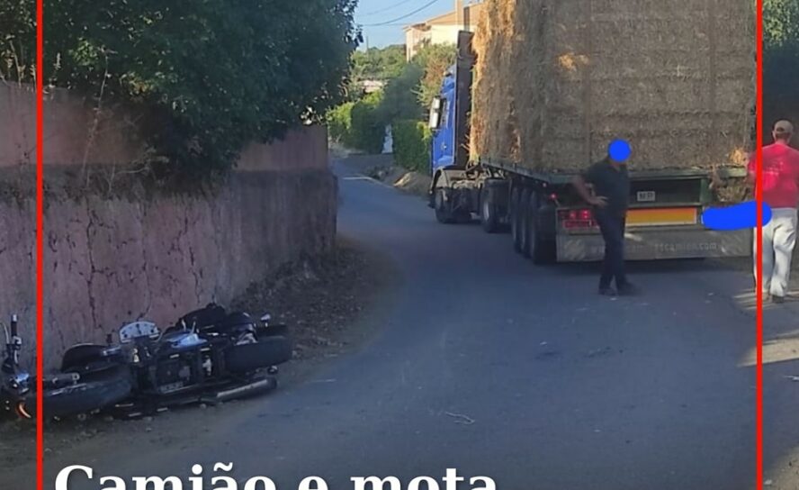 Um veículo pesado de mercadorias e um motociclo colidiram esta manhã na estrada