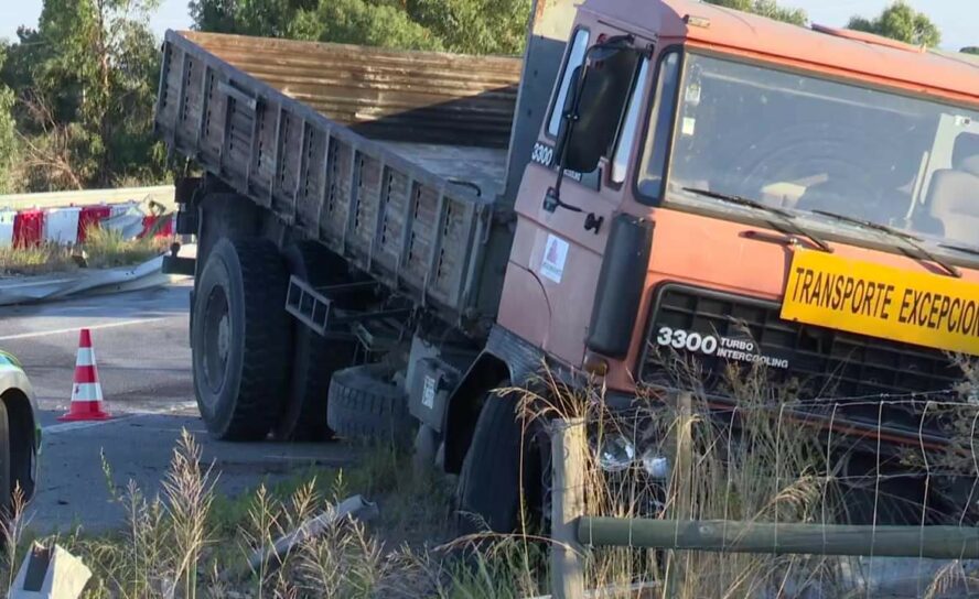 Camião despista-se na A23 e embate em separador. Há um ferido