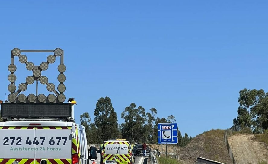 Colisão na A23 provoca dois feridos