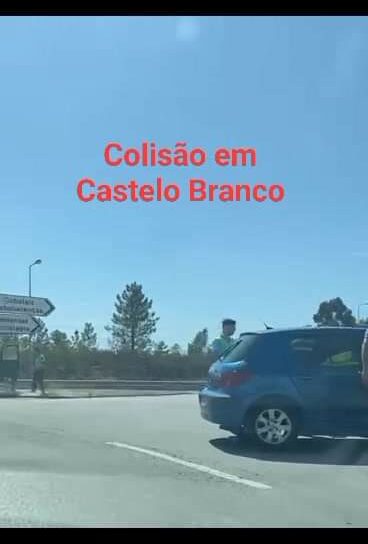 Dois automóveis colidiram na EN3, na rotunda de Benquerenças, em Castelo Branco,