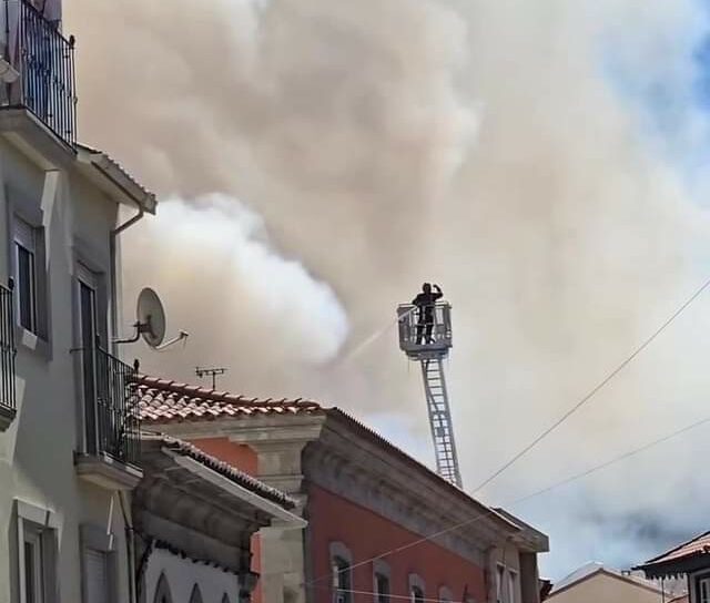 Incêndio habitacional deflagra no Fundão, na Rua João Franco.