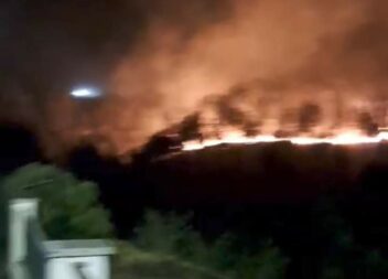 Incêndio que deflagrou em Lavacolhos, Fundão, continua a lavrar.